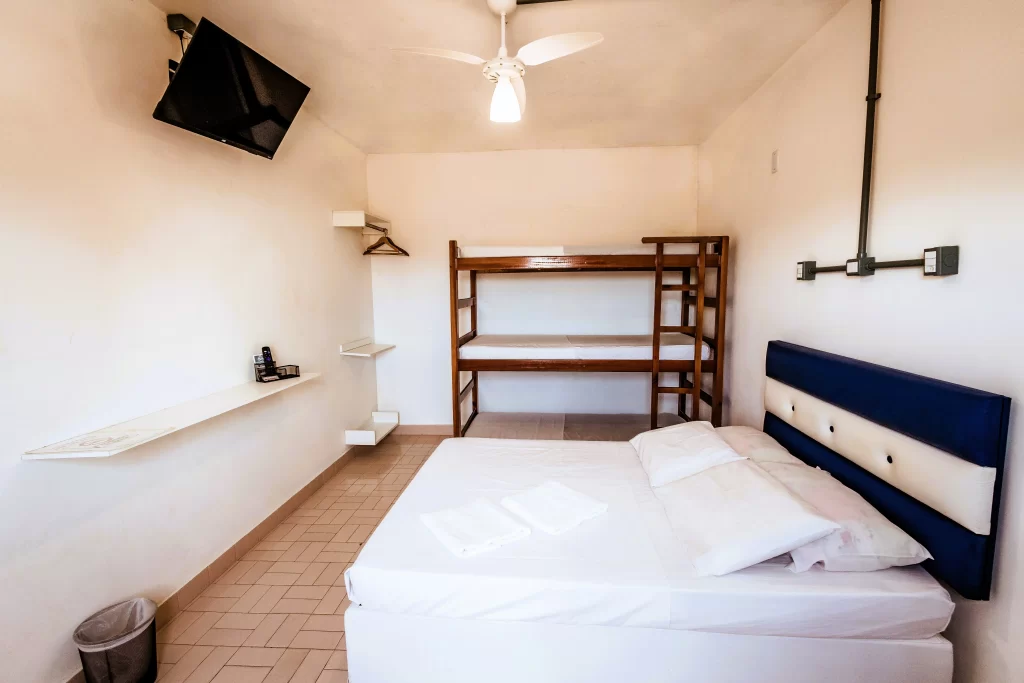 quarto familia pousada peruibe