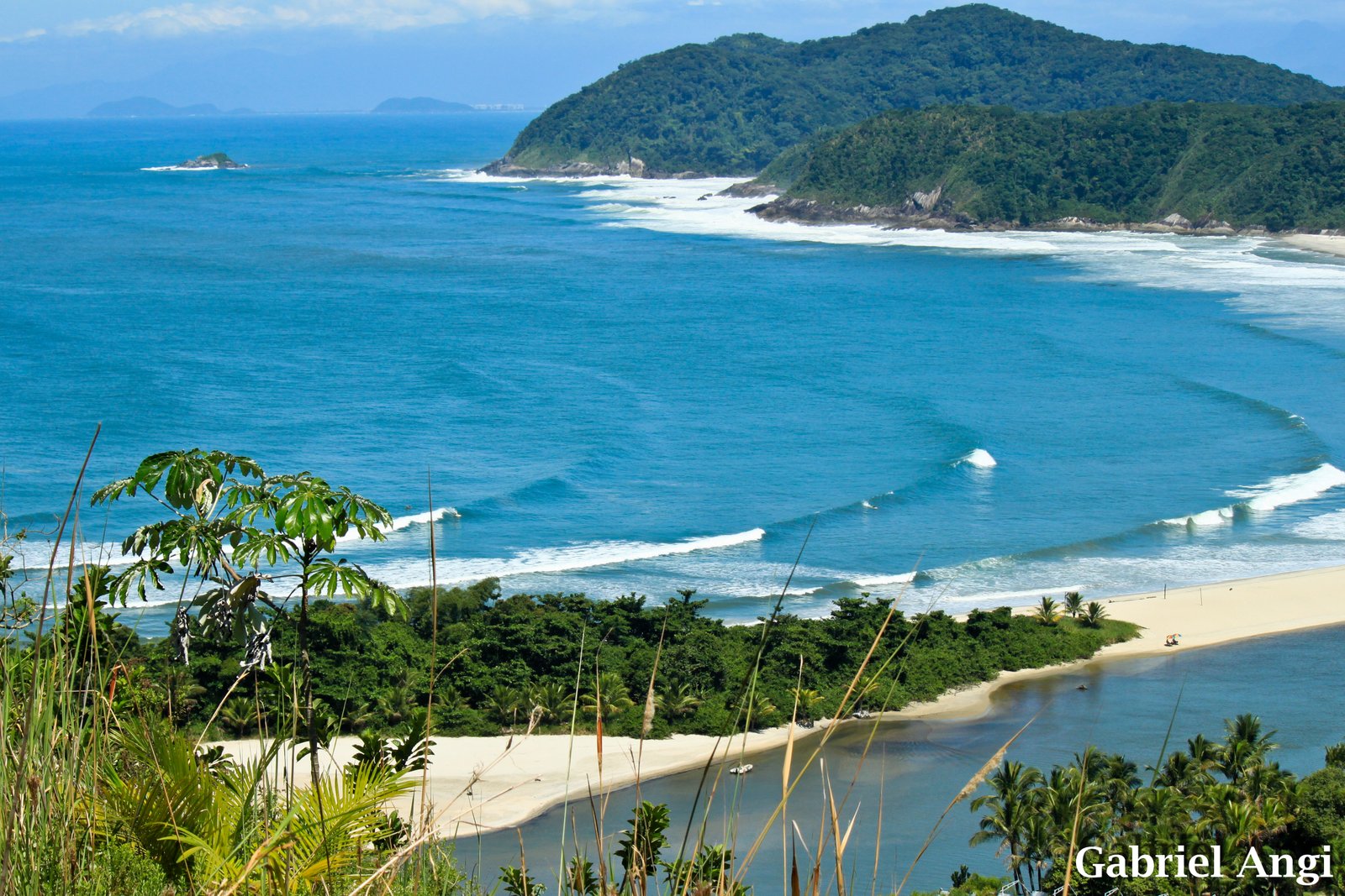 "Paisagem da Barra do Una em Peruíbe, encontro do rio com o mar na Reserva Juréia-Itatins"
