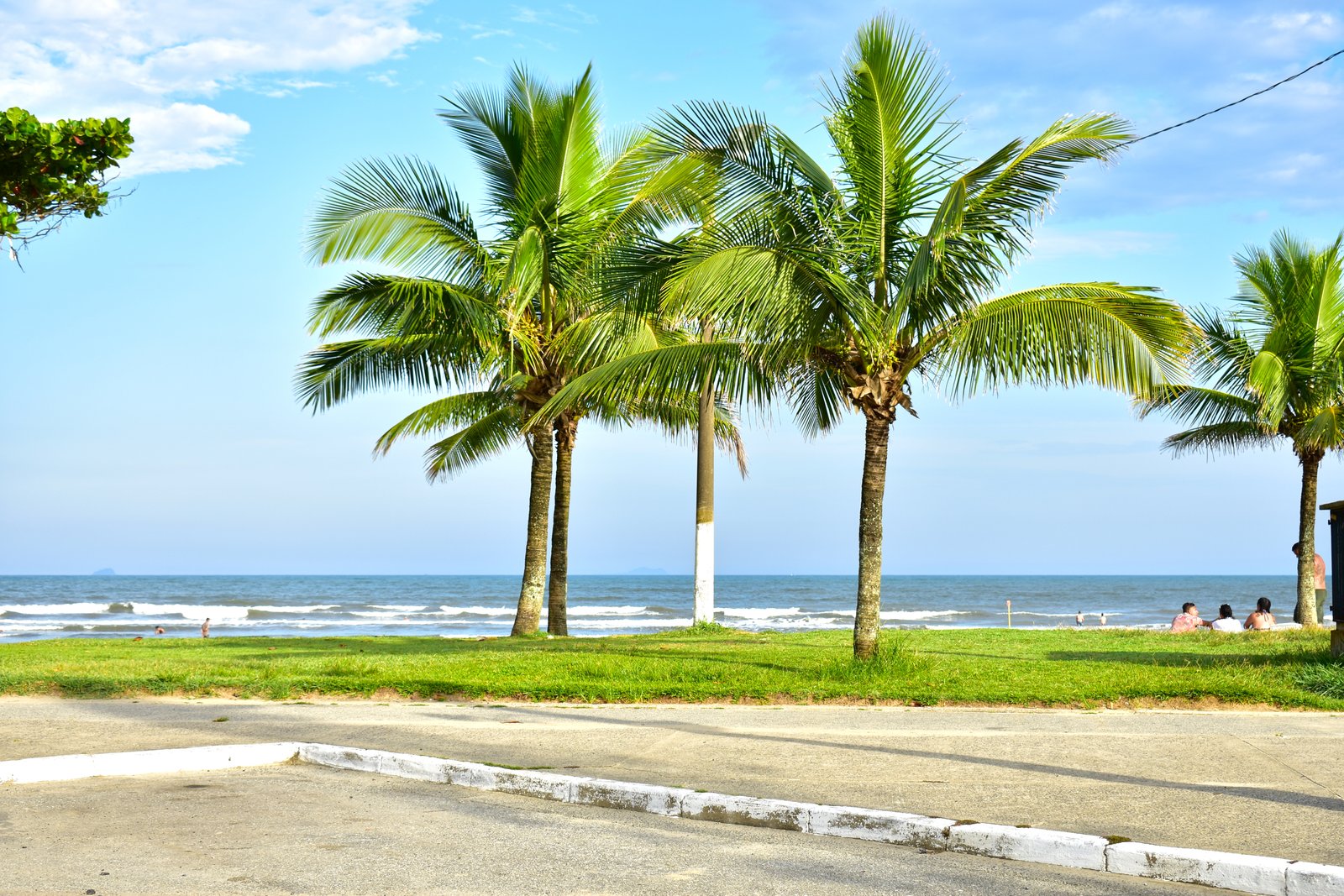 "Praia do Centro em Peruíbe com mar calmo e faixa de areia, excelente opção de lazer próxima à Pousada Peruíbe"