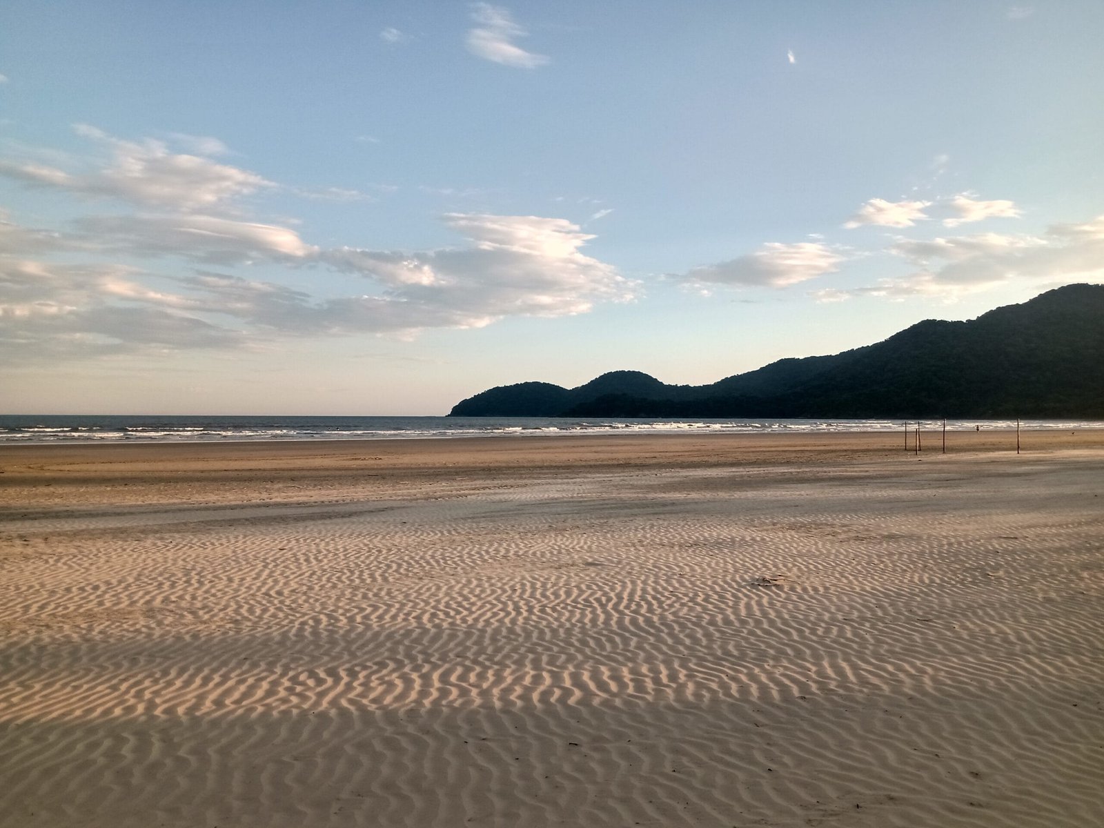 "Praia do Guaraú em Peruíbe cercada pela mata atlântica, destino ecoturístico próximo à Pousada"