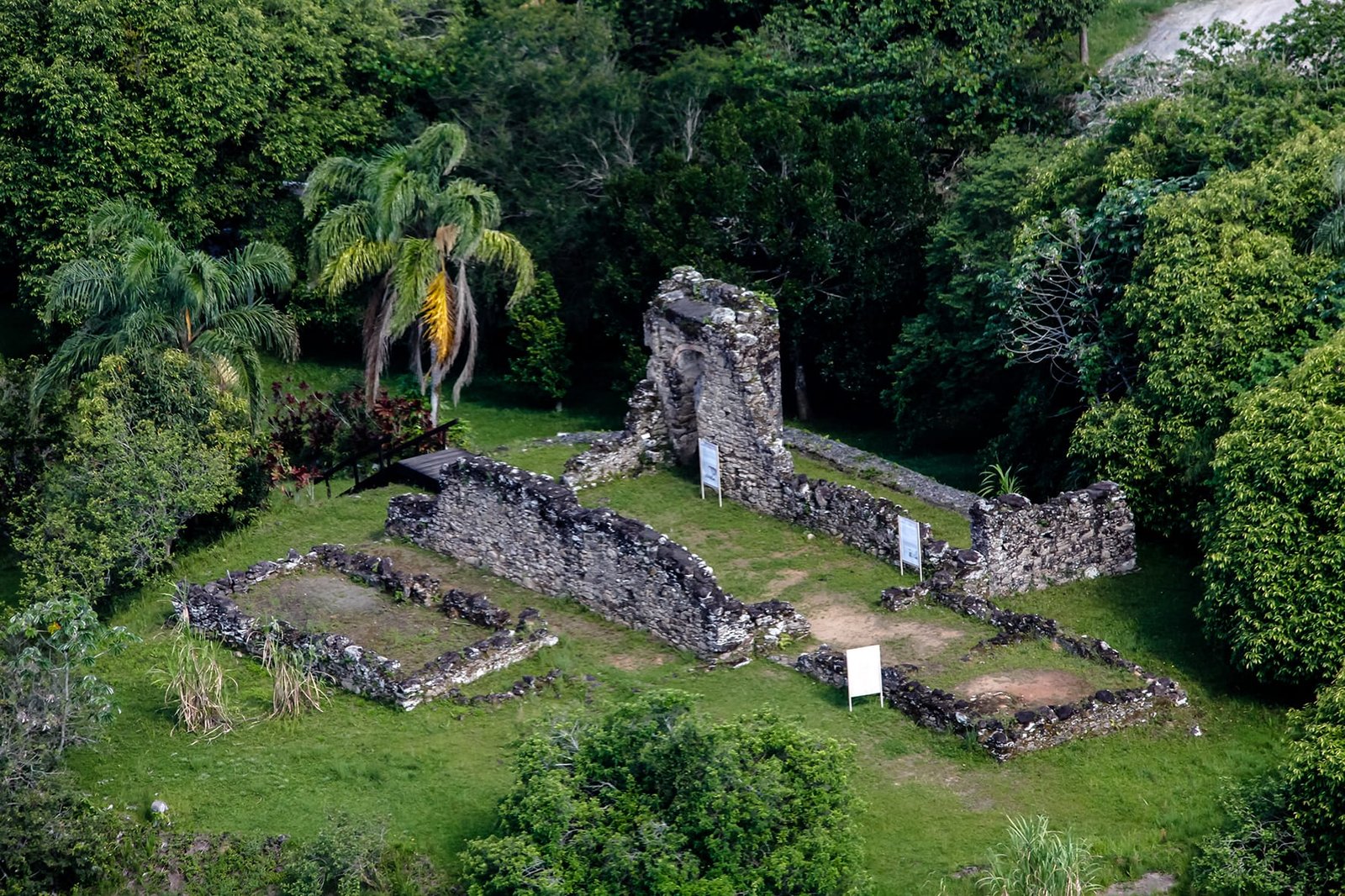 "Ruínas do Abarebebê em Peruíbe, patrimônio histórico e ponto turístico cultural perto da Pousada 455"