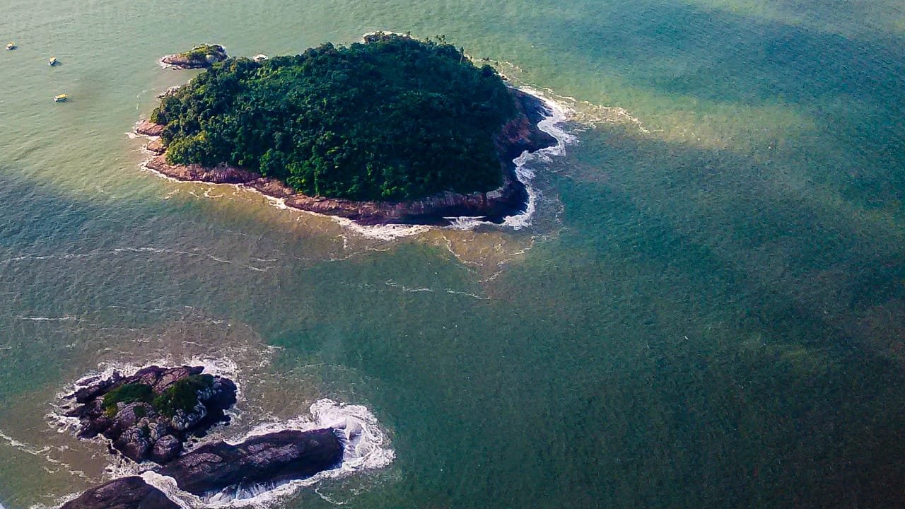 "Vista paradisíaca da Ilha do Guaraú em Peruíbe, litoral sul de SP, próxima à Pousada Peruíbe 455"